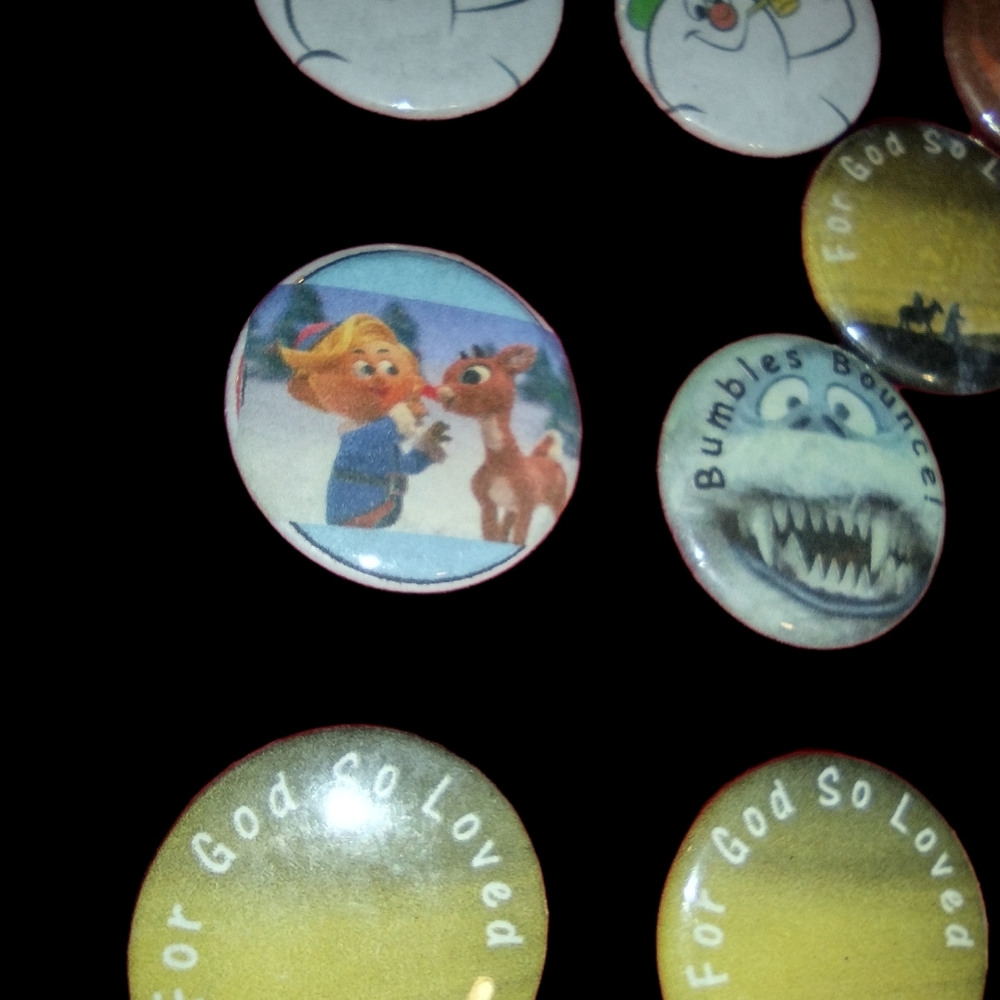 Twenty-five Holiday Themed One Inch Buttons - Picture 5 of 10